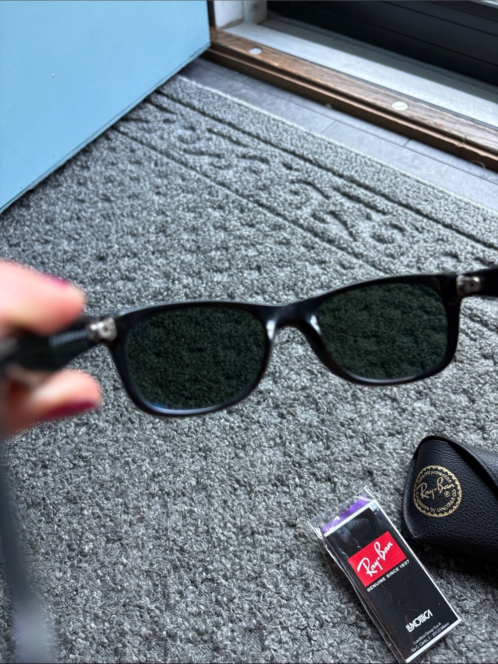 Ray-Ban Black Frame Wayfarer Sunglasses 2132 - Picture 4 of 5